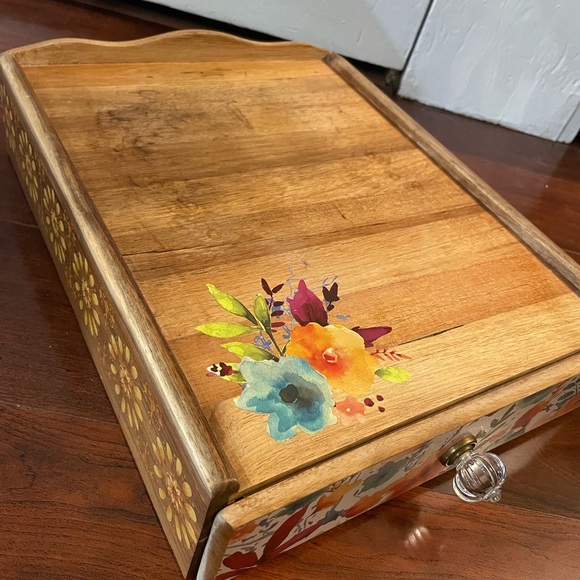 Pioneer woman, K cup holder, paintbrush or crafts organizer.  Airbnb - Picture 6 of 11